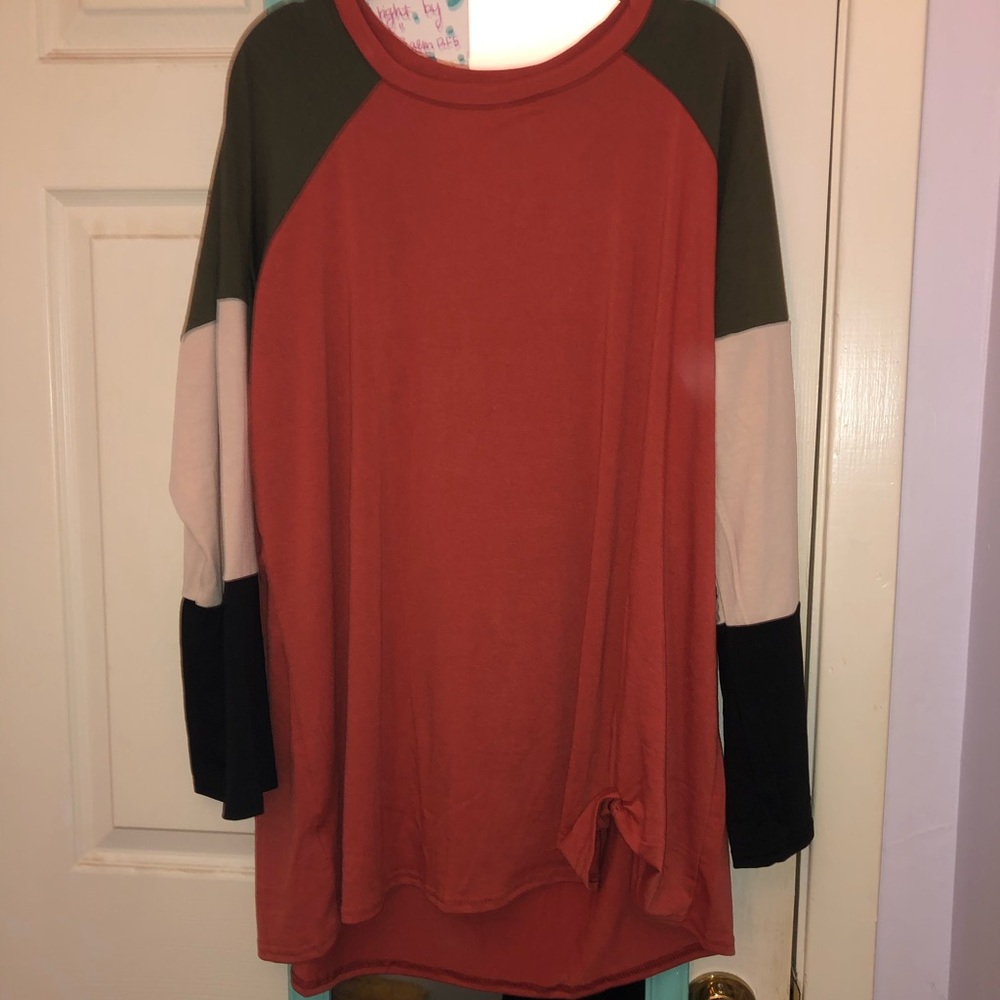 Cute blouse with large striped sleeves